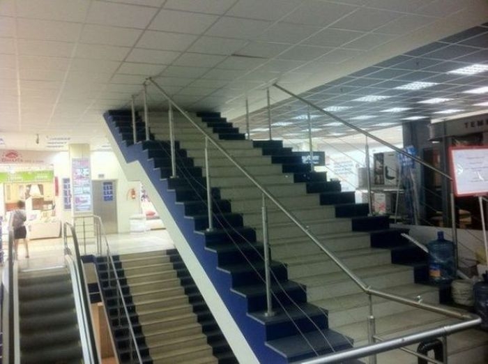 Hilarious-Russian-Photos-Stairway-To-Nowhere.jpg