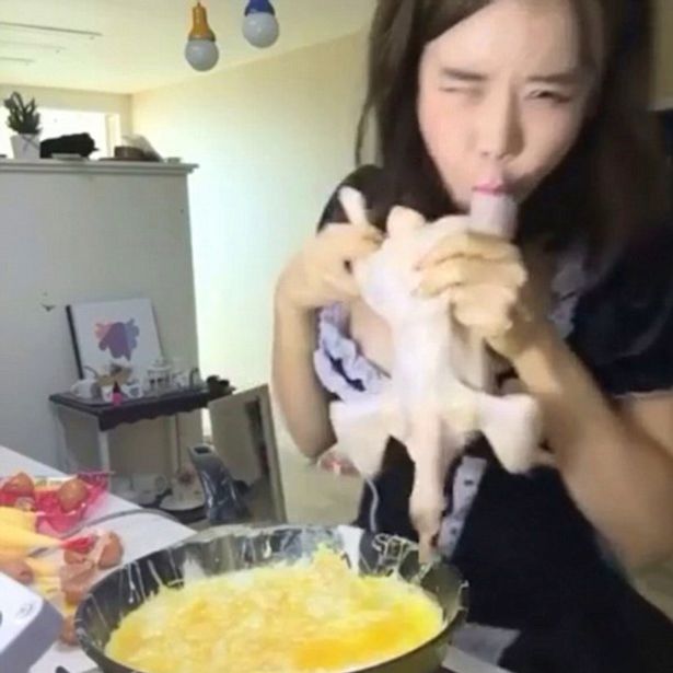‘food Porn Youtube Star Shocks Viewers By Sucking On Raw