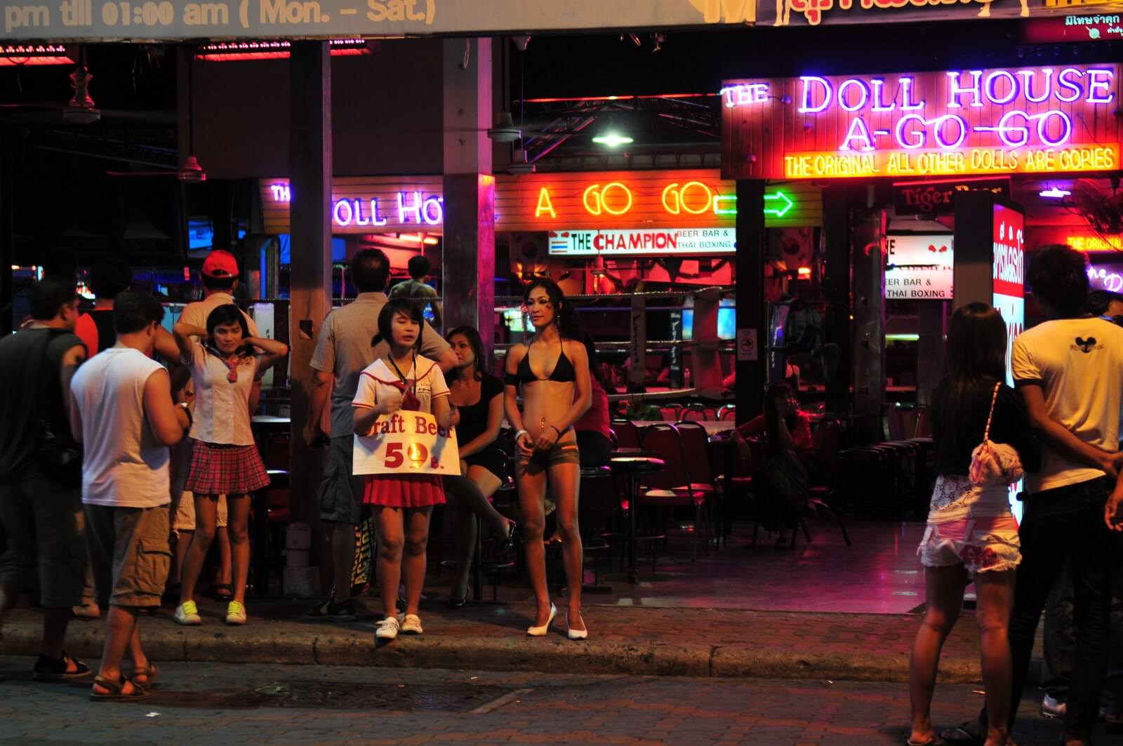 Тайские Проститутки В Ночном Городе