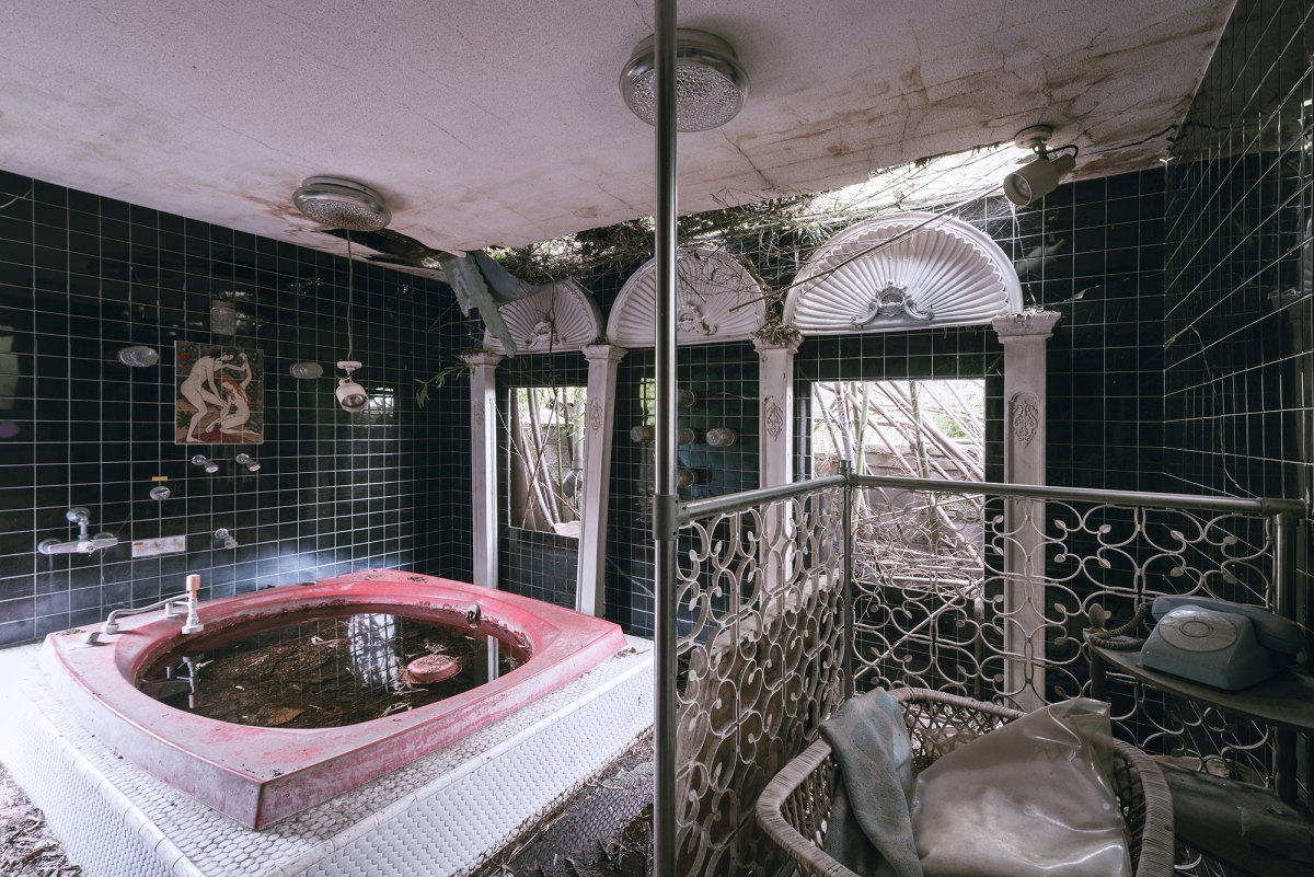Photographer Captures Haunting Images From Inside An Abandoned Japanese Love Hotel Sick Chirpse