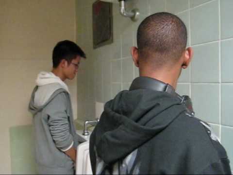 Негритянка с маленькой грудью трахается с мужиком в туалете