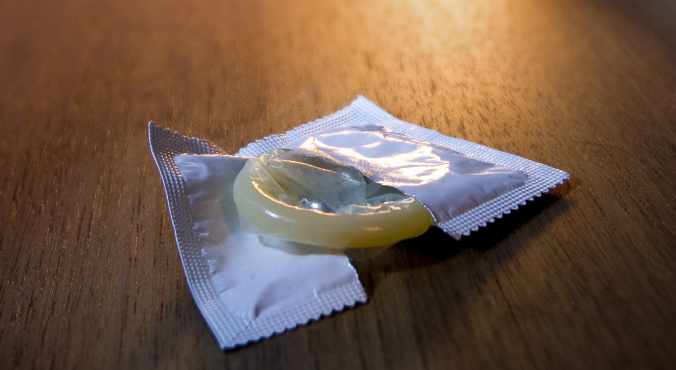 Смотреть онлайн Маринку в белых чулках ебут в презервативе и кормят семенем бесплатно