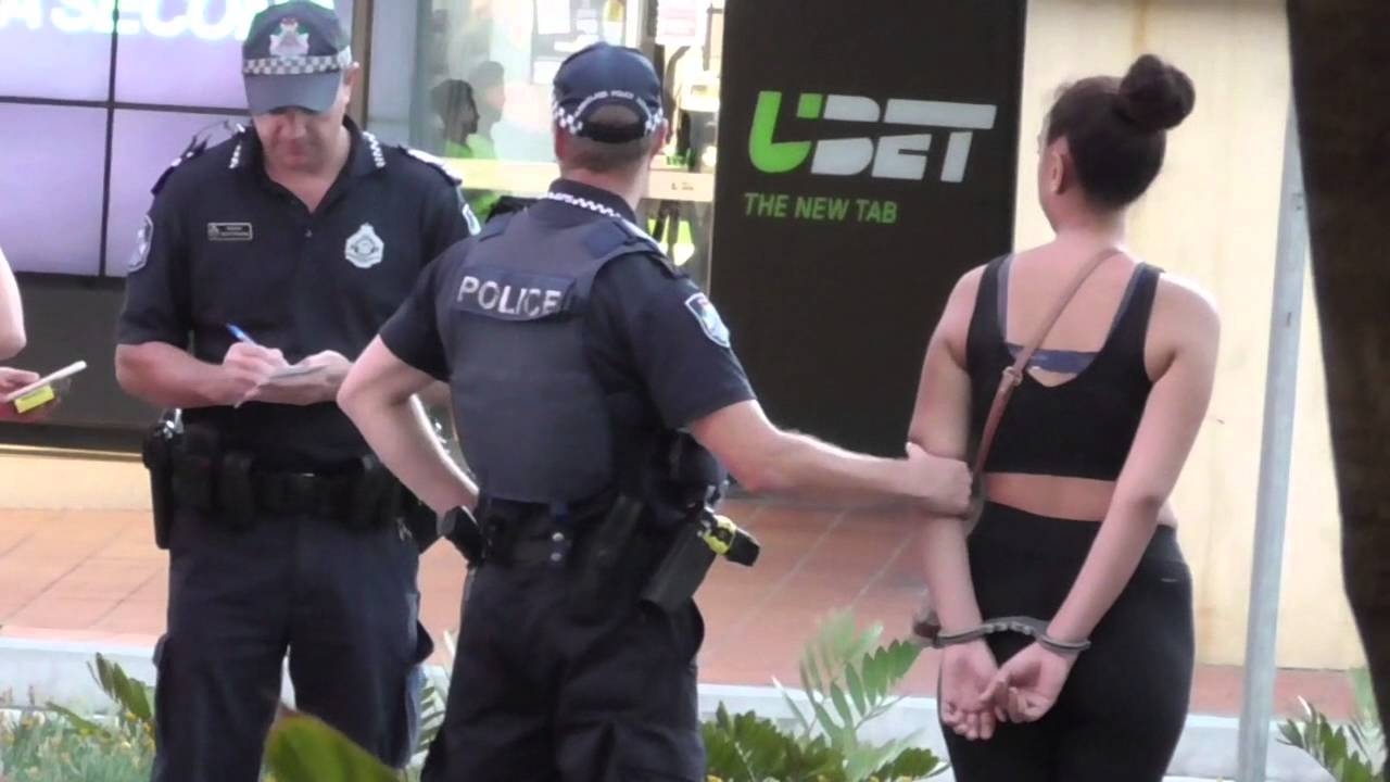 Сисястая брюнетка из полиции арестовала парня и классно еблась