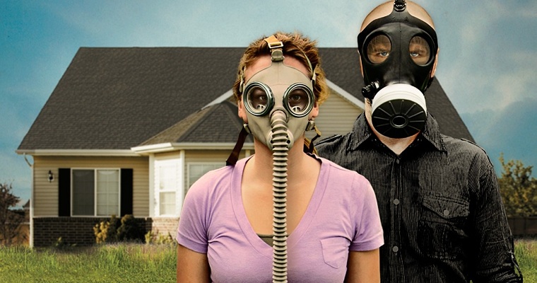 Doomsday Preppers - Couple In Gas Masks