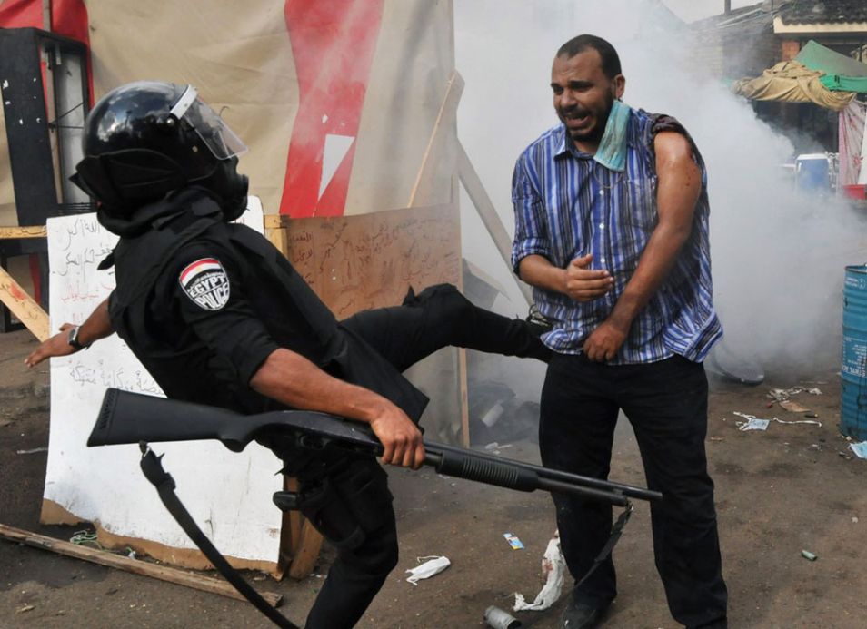 egyptian police kick morsi protestor