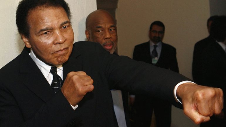 Muhammad Ali Is ‘Rooting For Manny Pacquiao’ In Floyd Mayweather Fight