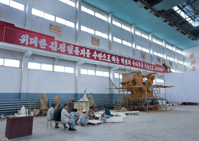 Eric Lafforgue - North Korea - Building Statue