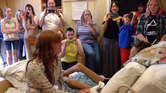 Florence And The Machine Singing For A Terminally Ill Girl In Hospice Care Is Super Emotional