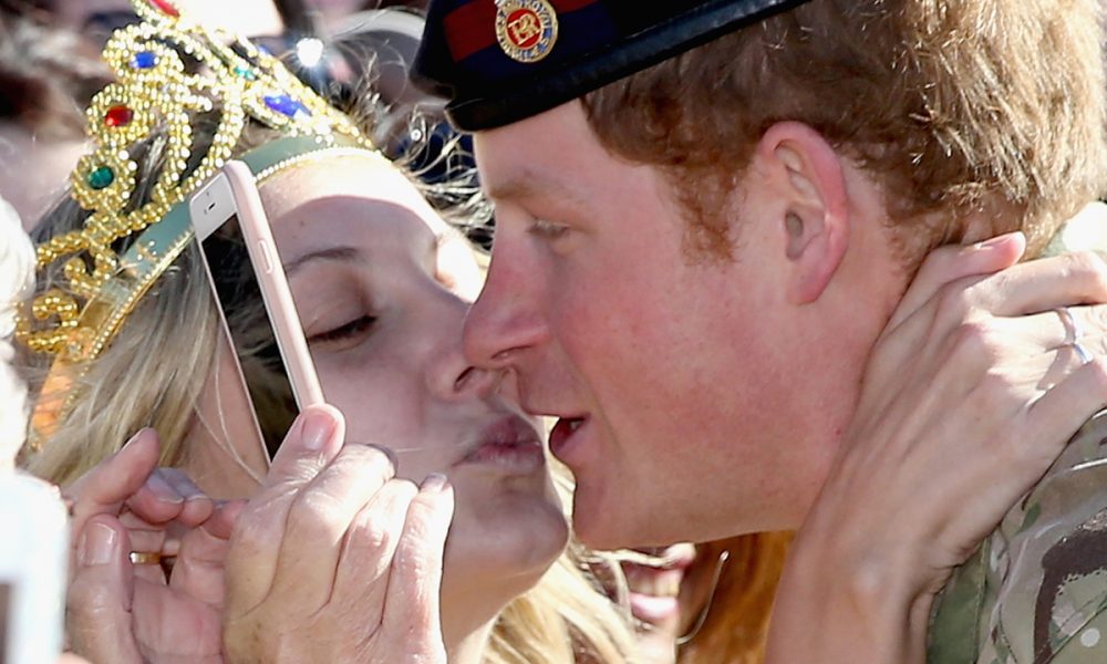 australian-weirdo-travelling-to-royal-wedding-to-stand-in-bridal-dress