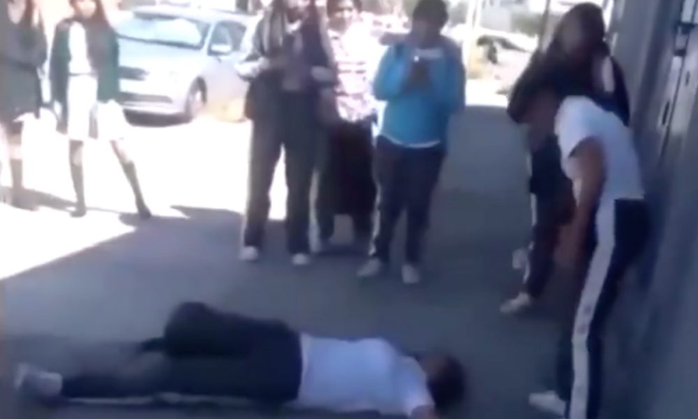 Watch This Girl Play Dead In The Middle Of A Fight And Then Batter Her ...