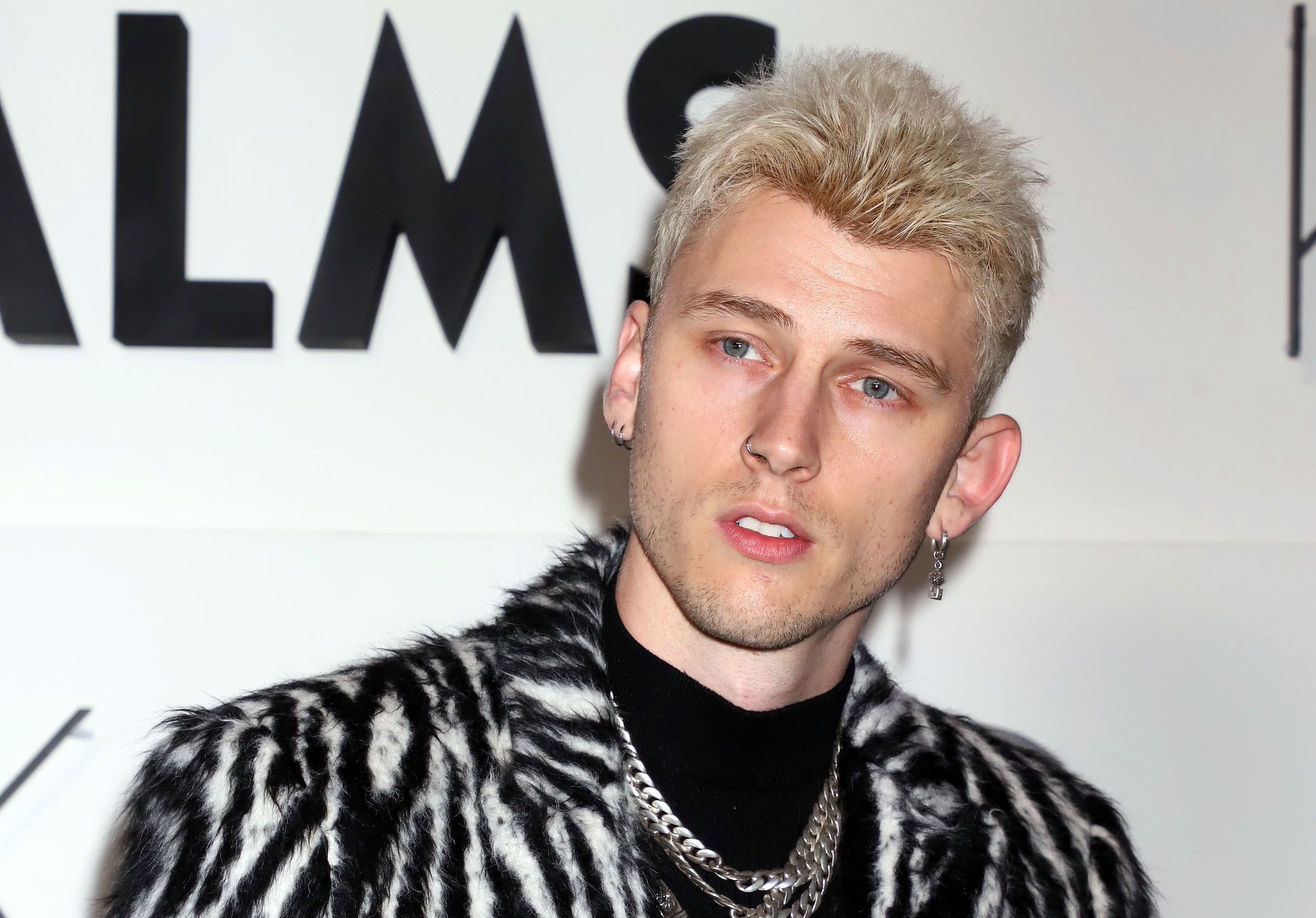 Machine gun kelly перевод. Колсон Бэйкер. Gun Kelly. Машин Ган Келли. Machine Gun Kelly машин Ган Келли.