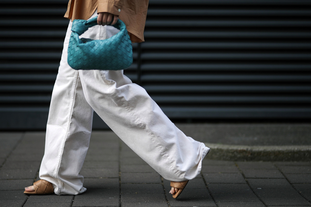 Fashion Experts Claim Wide Leg Jeans Are Making A Comeback – Sick Chirpse